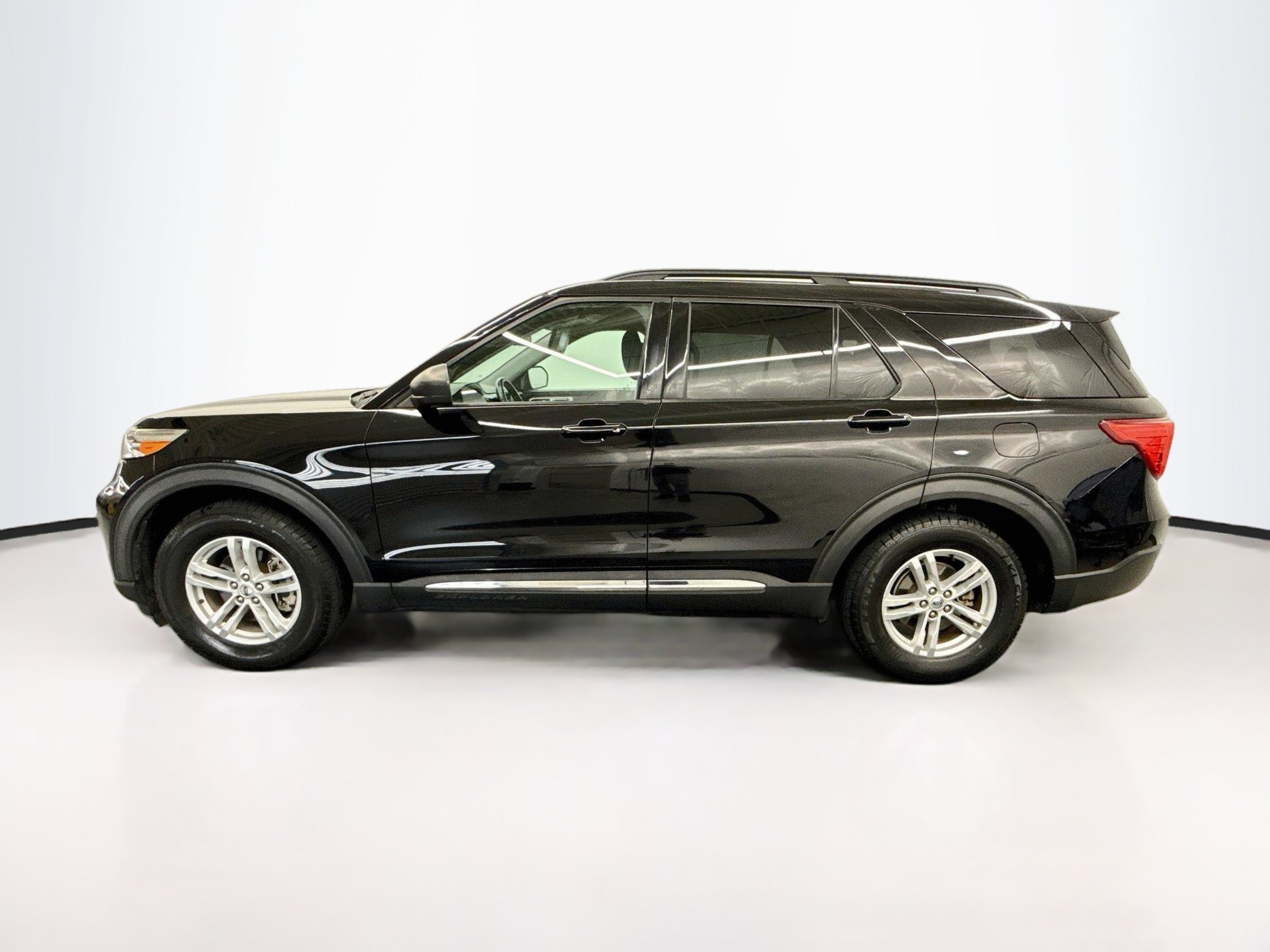 Used 2021 Ford Explorer XLT RWD image 4