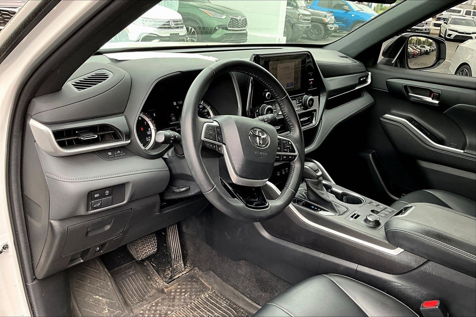 Used 2023 Toyota Highlander XSE AWD/4WD image 4