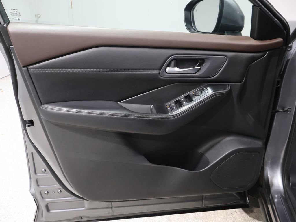 Used 2023 Nissan Rogue SV w/ SV Premium B Package image 13