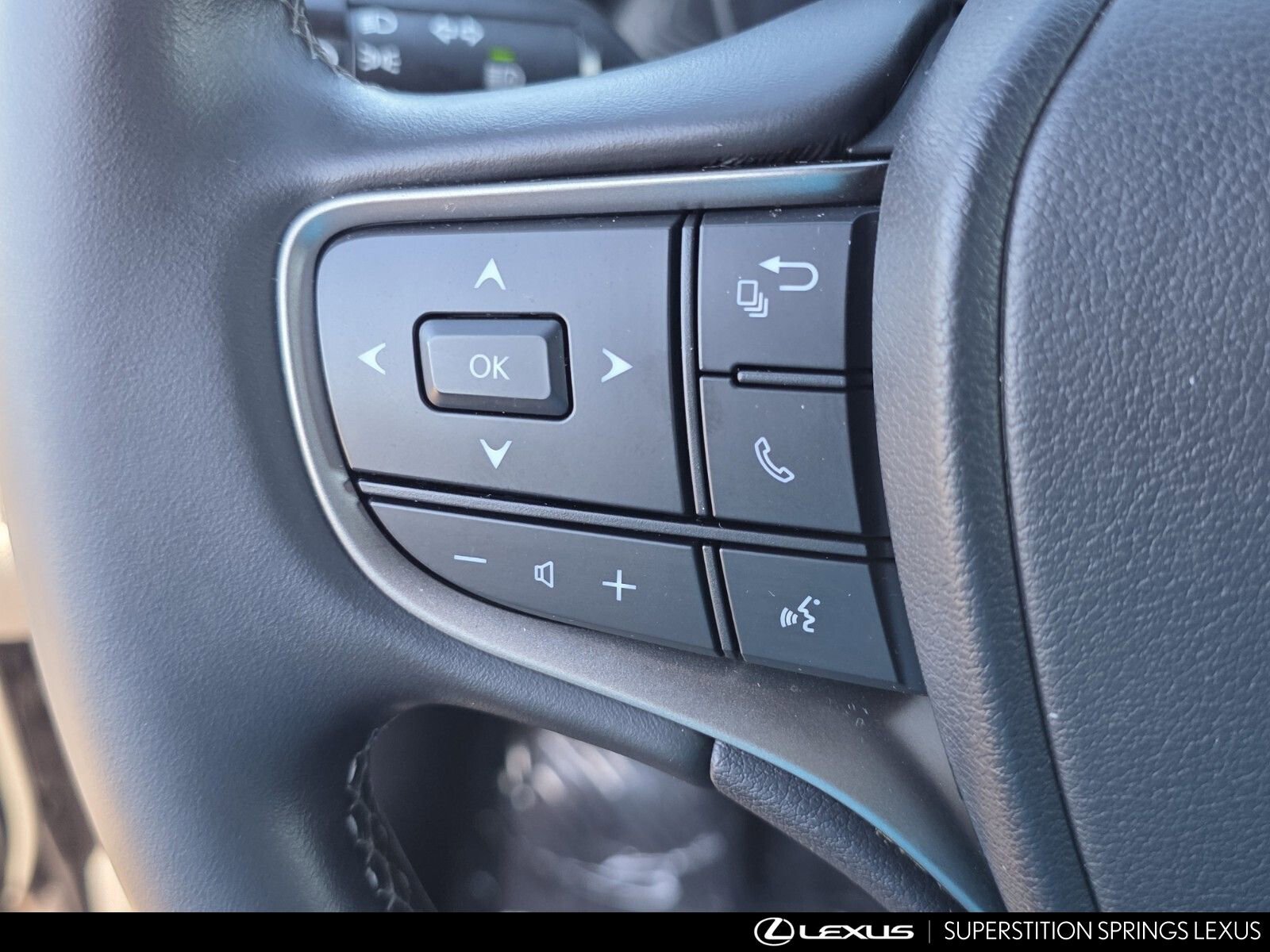 Certified 2022 Lexus UX 200 w/ Accessory Package (Z2) image 26