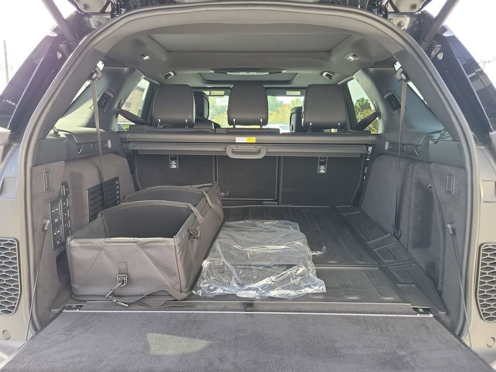 New 2025 Land Rover Discovery Metropolitan Edition AWD/4WD image 11