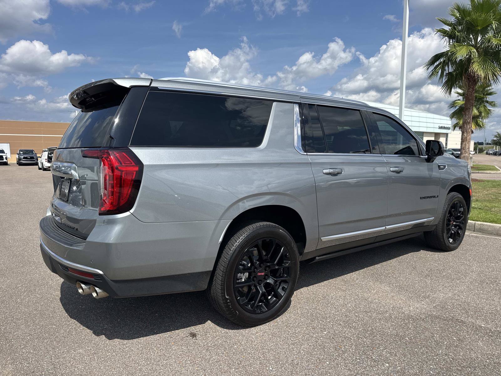 Used 2023 GMC Yukon XL Denali AWD/4WD image 6