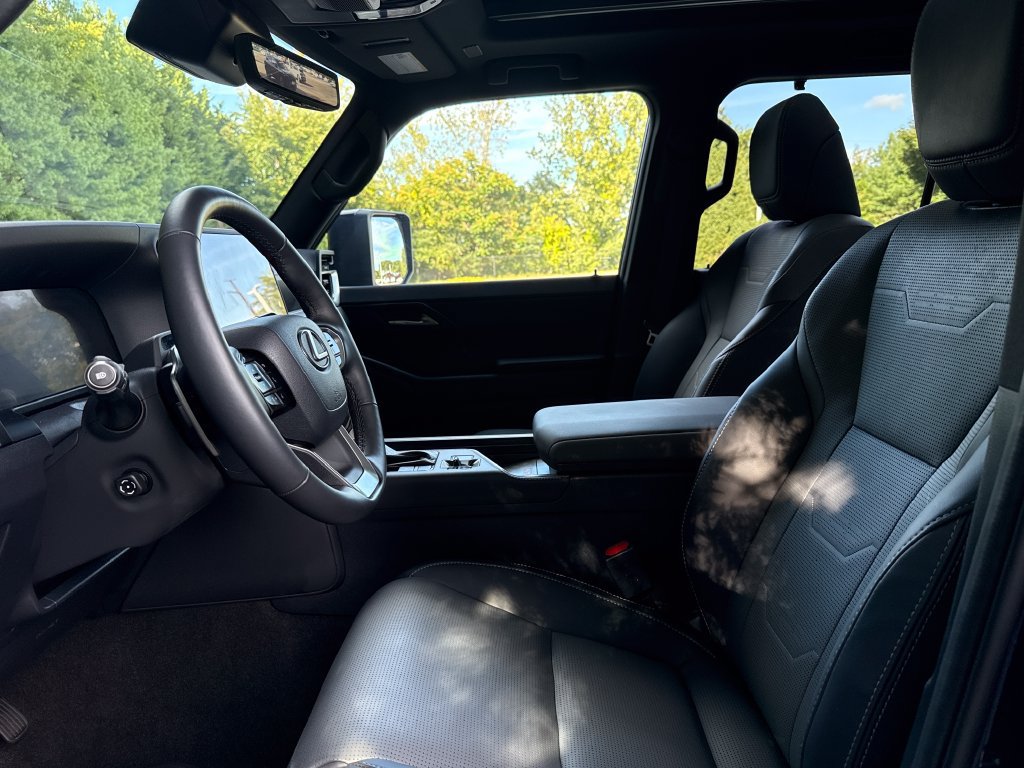 Used 2026 Lexus GX 550 w/ Accessory Package (31) AWD/4WD image 11