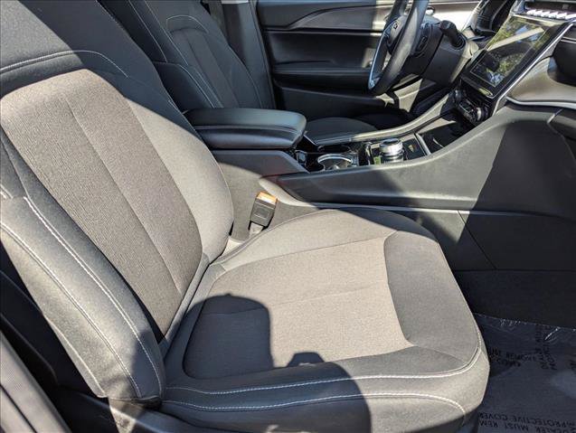 Used 2023 Jeep Grand Cherokee Laredo AWD/4WD image 21
