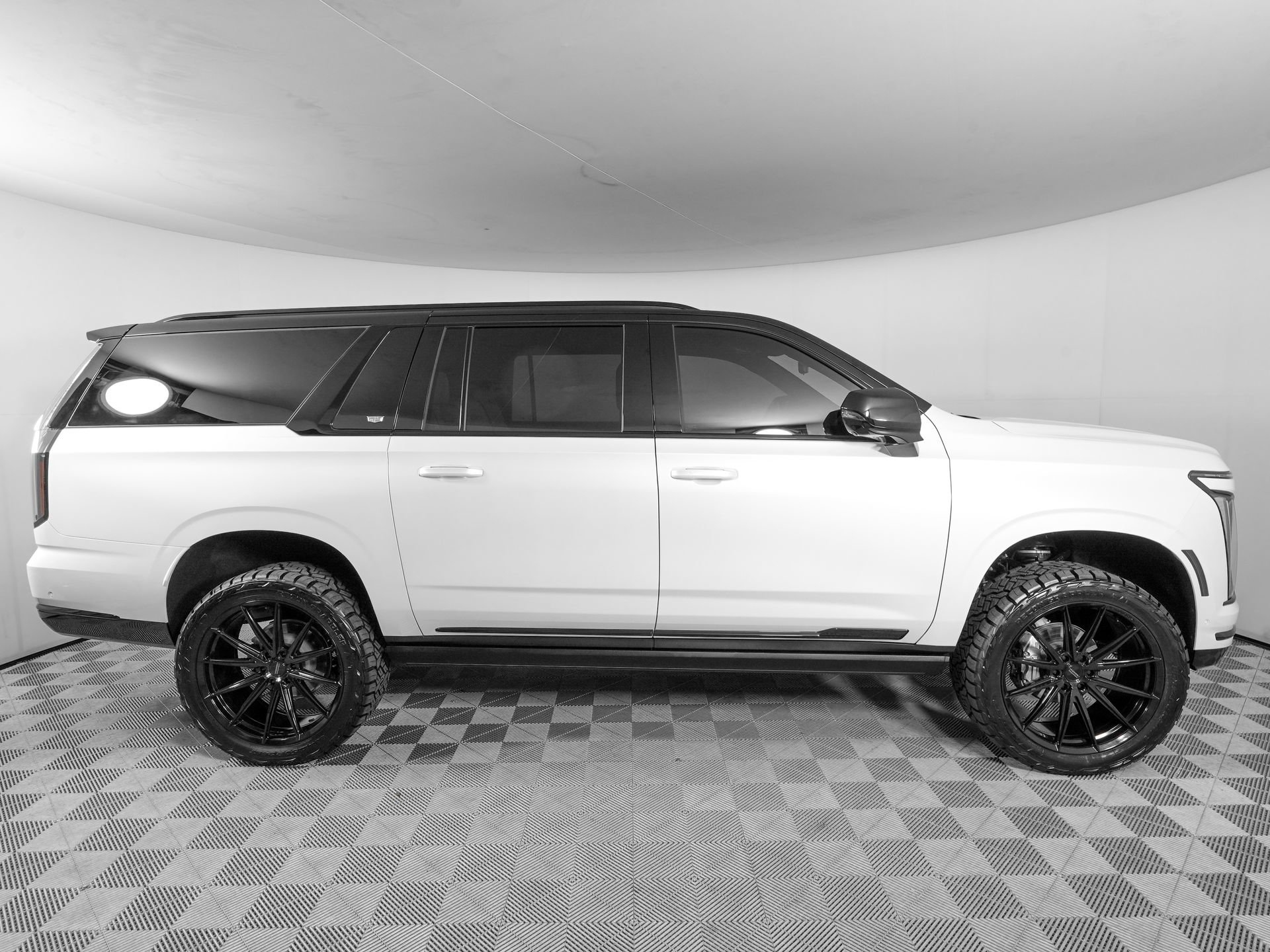 Used 2025 Cadillac Escalade ESV Sport w/ LPO, ONYX Package AWD/4WD image 4