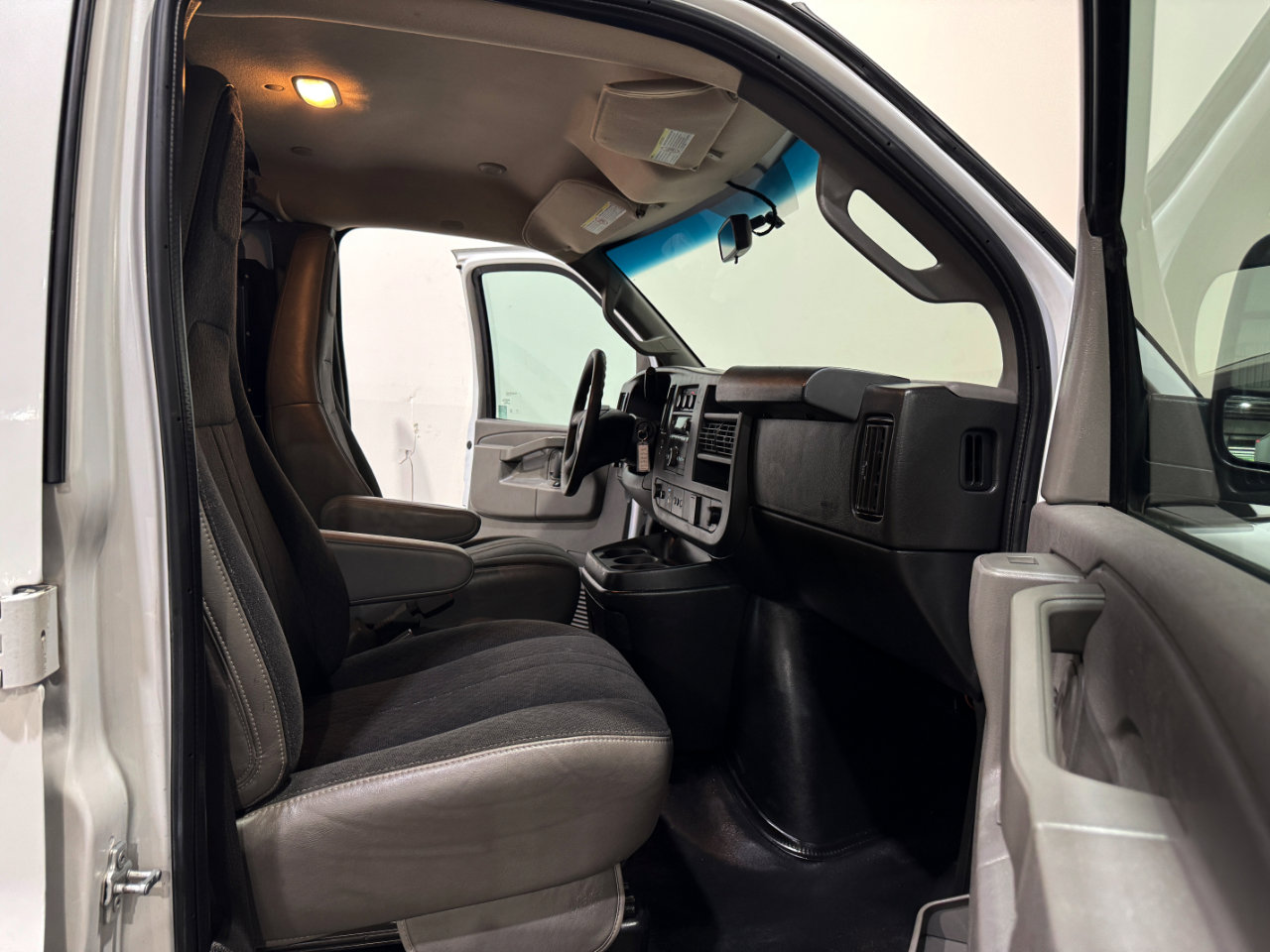 Used 2019 Chevrolet Express 2500 w/ Driver Convenience Package image 13