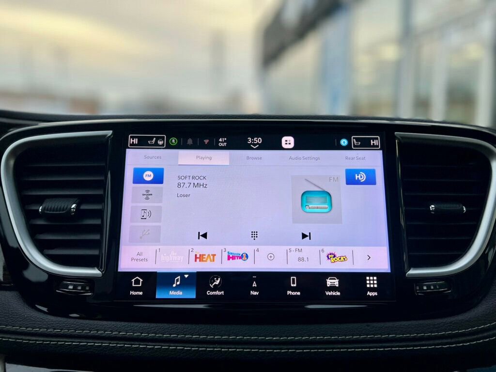 Used 2021 Chrysler Pacifica Limited w/ Uconnect Theater Family Group image 23