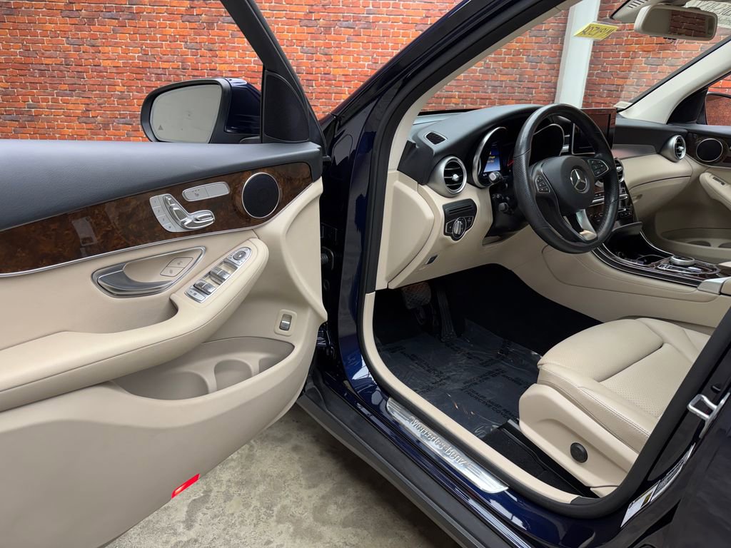 Used 2019 Mercedes-Benz GLC 300 4MATIC image 9
