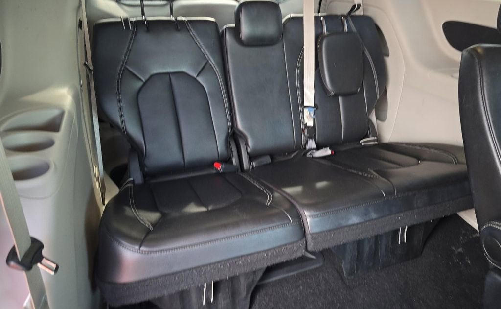 Used 2024 Chrysler Pacifica Touring-L image 38