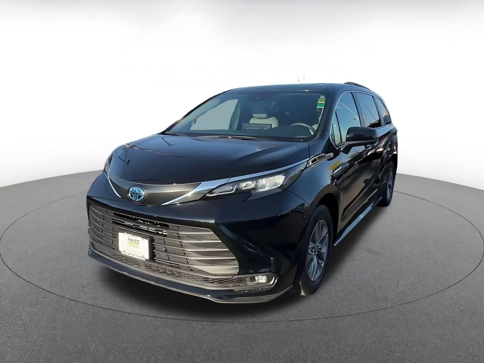 Used 2025 Toyota Sienna XLE FWD image 6