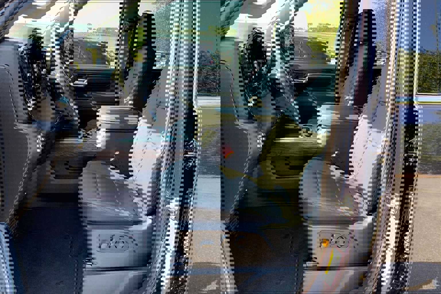 New 2025 GMC Sierra 3500 SLT w/ SLT Premium Package image 9