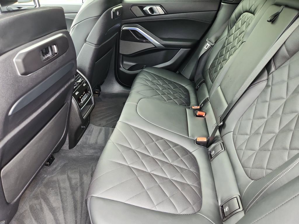 Used 2025 BMW X6 xDrive40i w/ Executive Package image 5