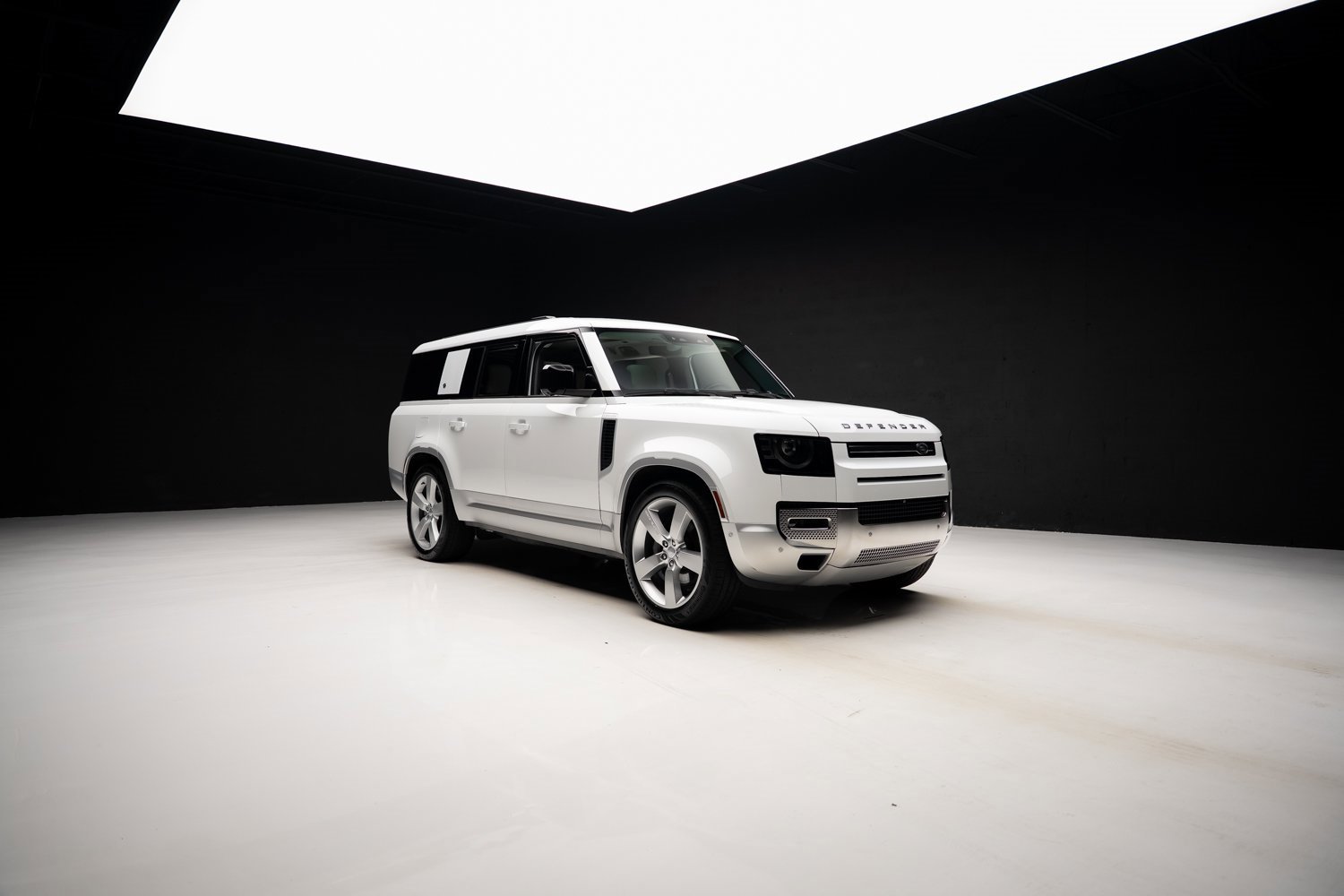 Used 2023 Land Rover Defender 130 First Edition image 87