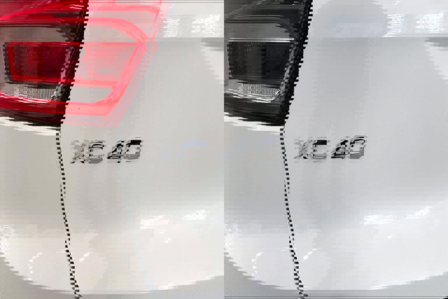 Certified 2022 Volvo XC40 T4 R-Design w/ Advanced Package image 30