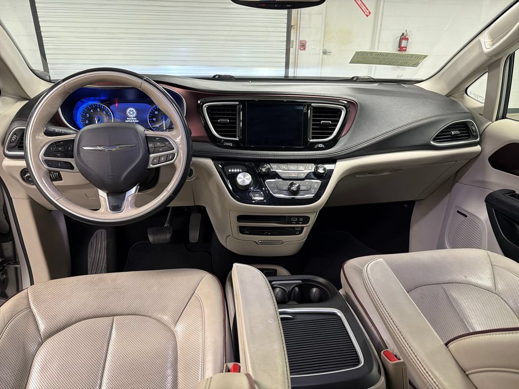 Used 2019 Chrysler Pacifica Limited w/ Tire & Wheel Group FWD image 32
