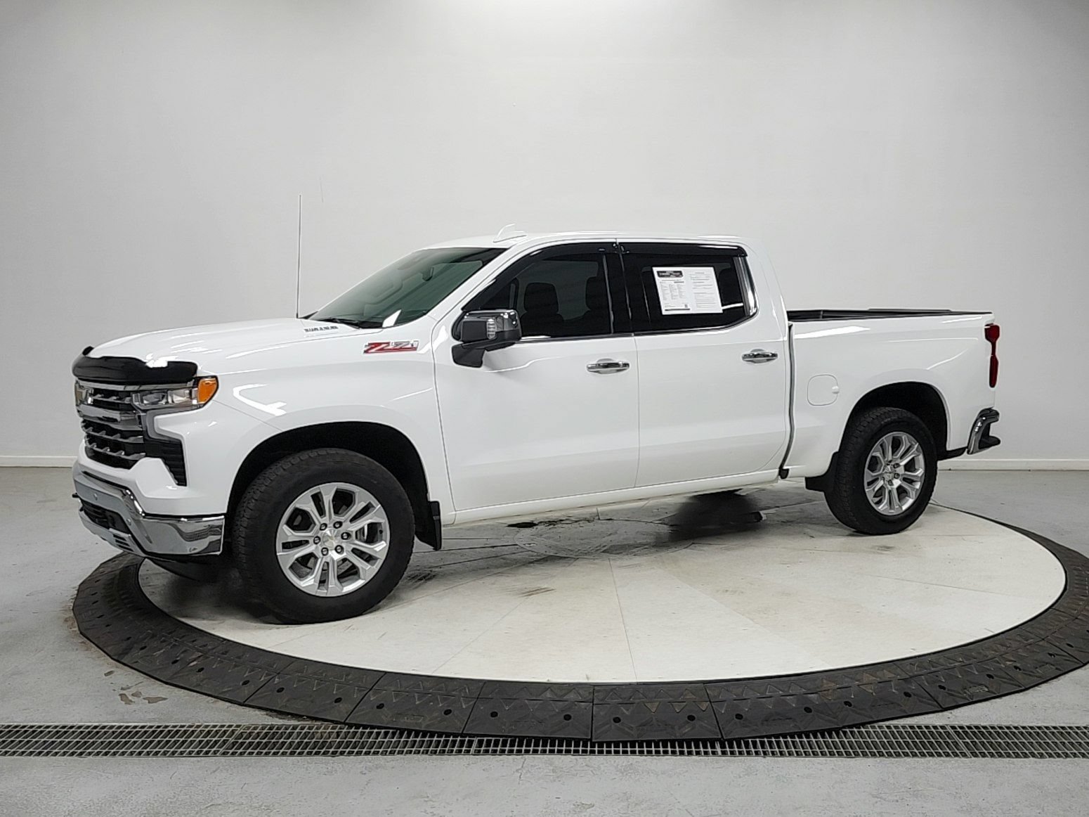 Used 2025 Chevrolet Silverado 1500 LTZ AWD/4WD image 3