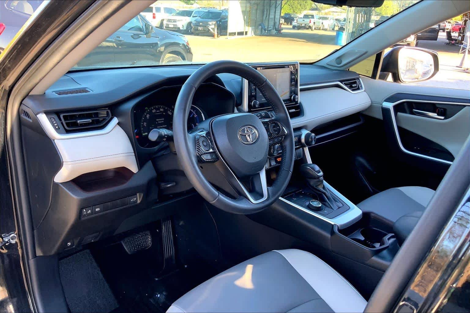 Used 2021 Toyota RAV4 Limited image 18