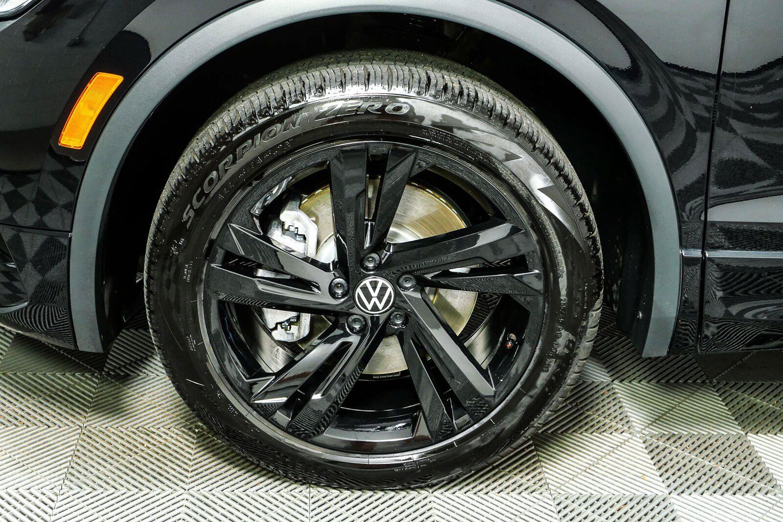 Certified 2024 Volkswagen Tiguan SE R-Line AWD/4WD image 38