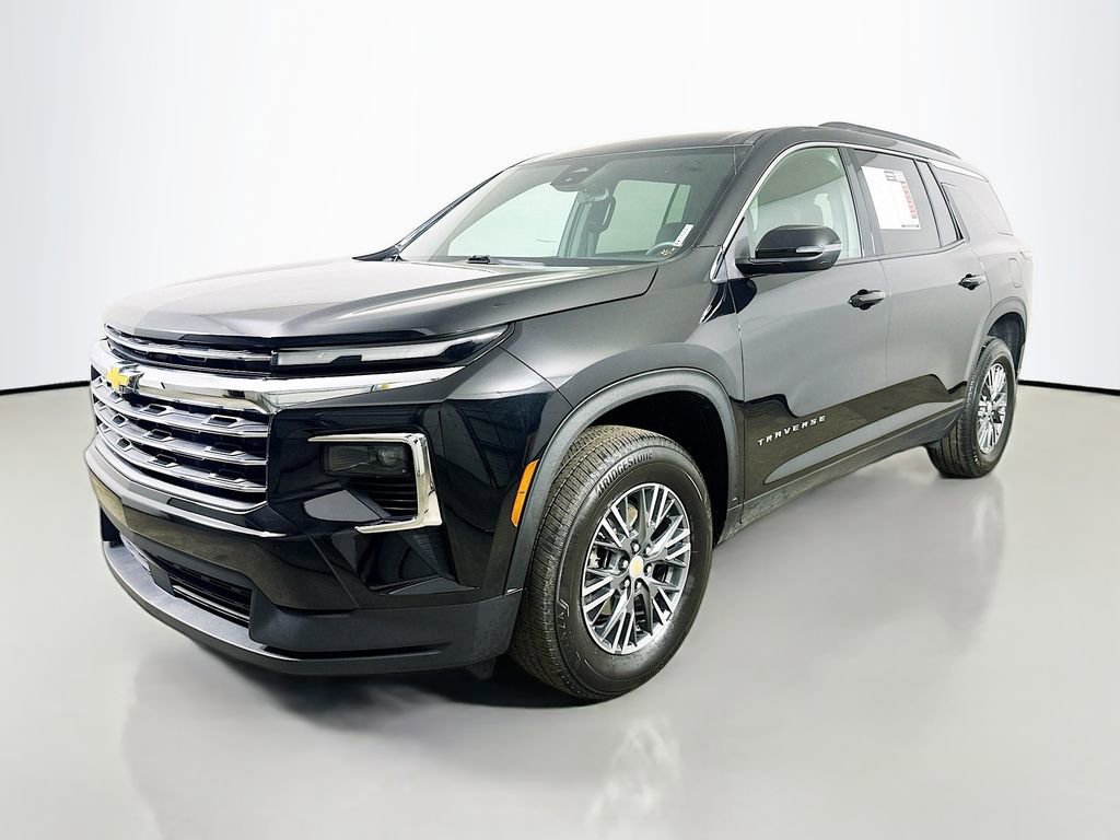 Used 2025 Chevrolet Traverse LT image 3