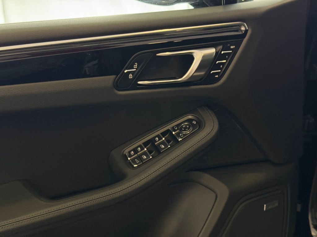 Used 2025 Porsche Macan AWD/4WD image 14