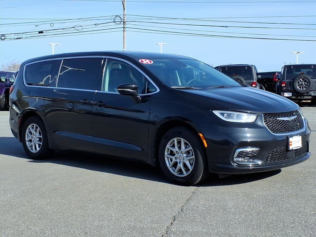 Used 2024 Chrysler Pacifica Touring-L image 1