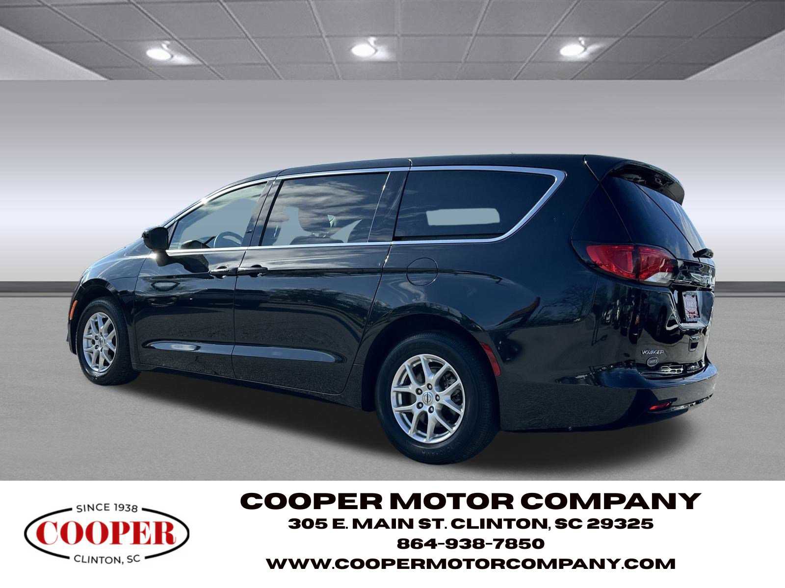 Used 2023 Chrysler Voyager LX image 5