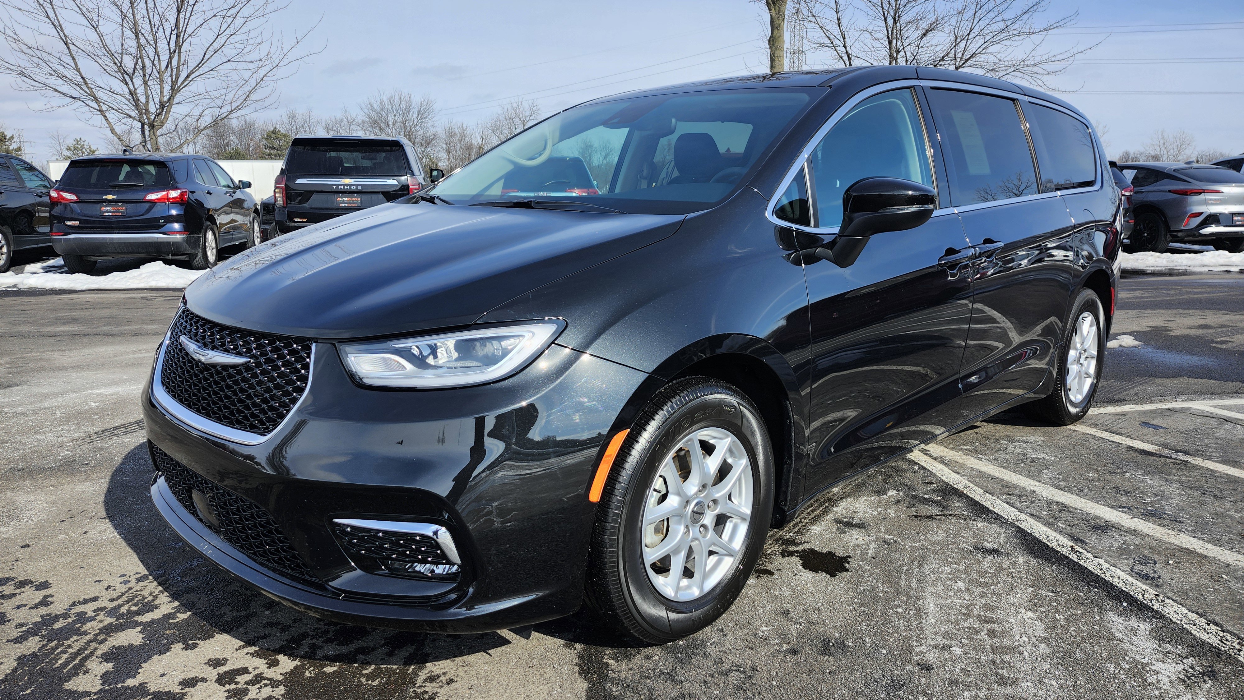 Used 2023 Chrysler Pacifica Touring-L image 13