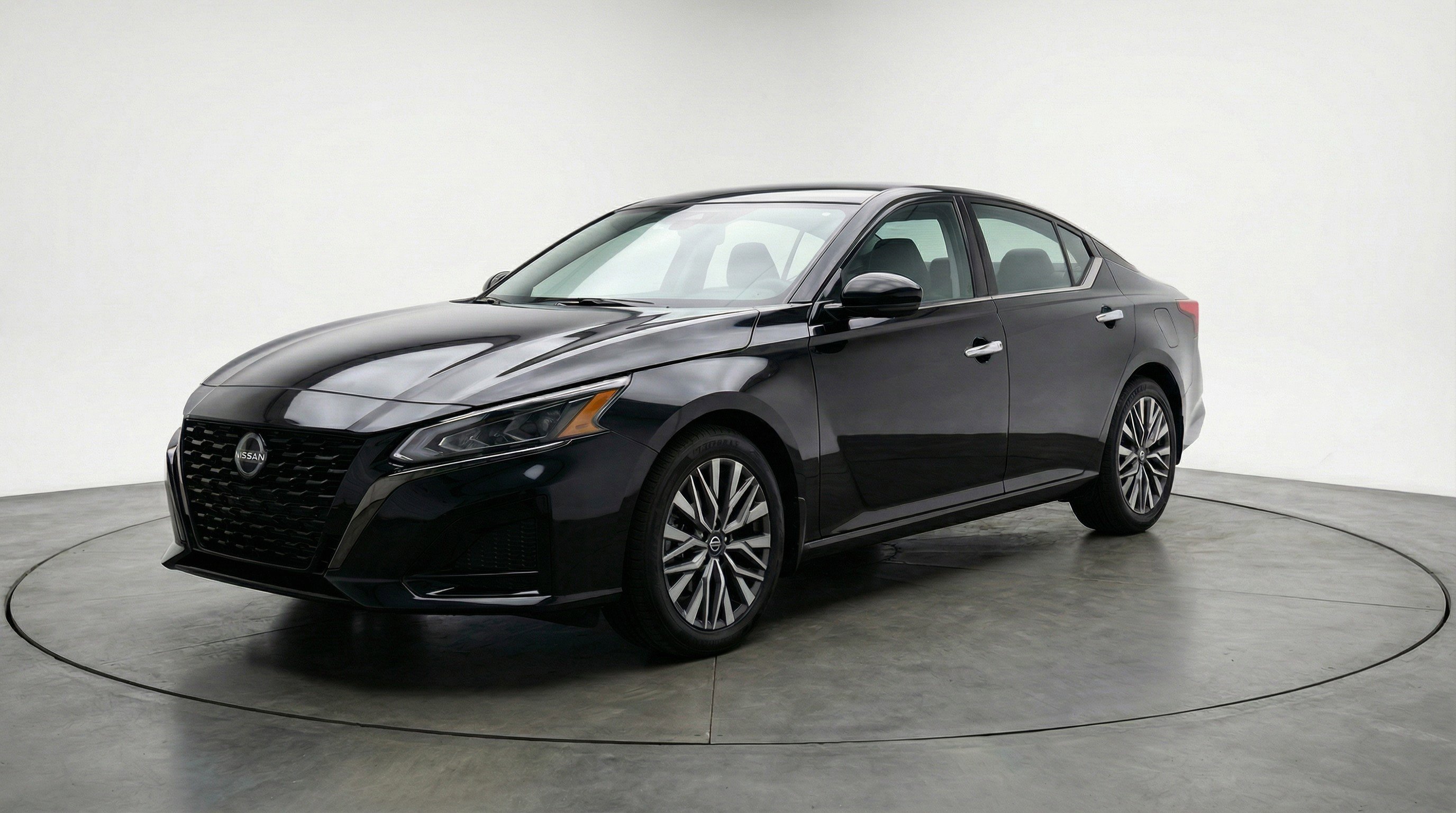 Used 2025 Nissan Altima 2.5 SV image 3