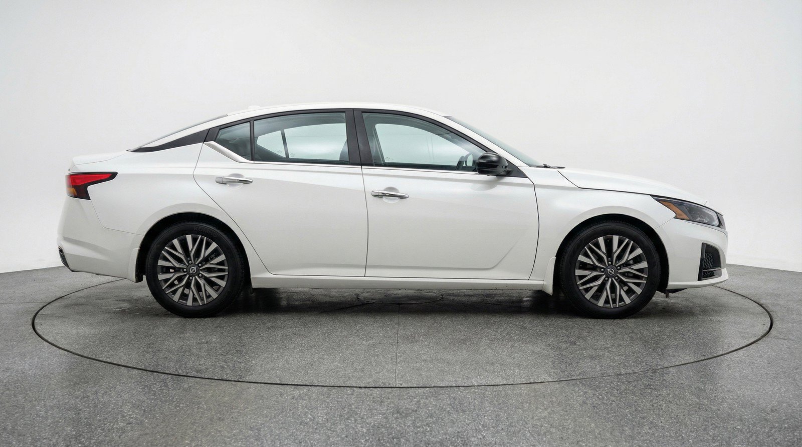Used 2025 Nissan Altima 2.5 SV FWD image 11