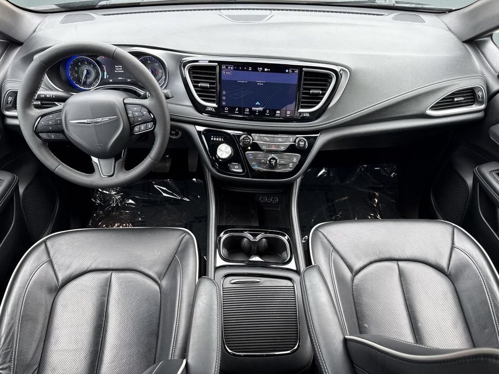 Used 2025 Chrysler Pacifica Limited FWD image 29