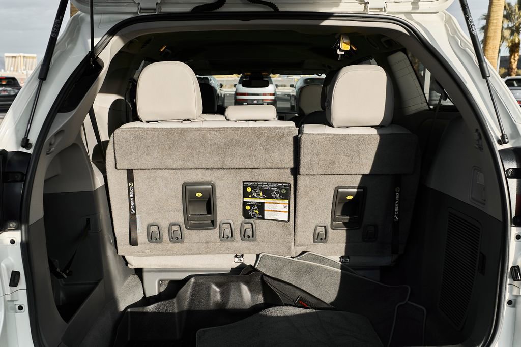 Used 2020 Toyota Sienna XLE w/ XLE Navigation Package image 8