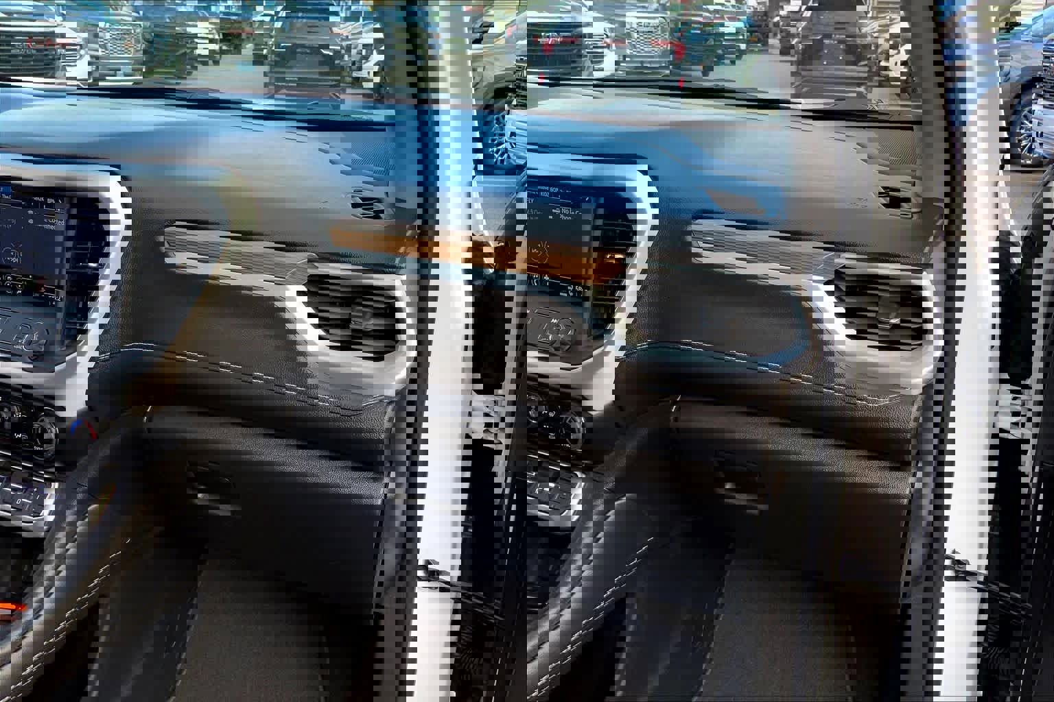 Certified 2023 GMC Acadia SLE w/ Driver Convenience Package image 17