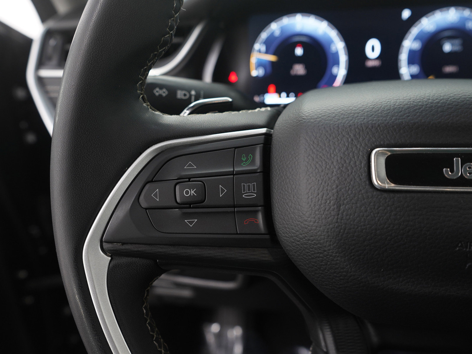 Used 2023 Jeep Grand Cherokee L Laredo image 27