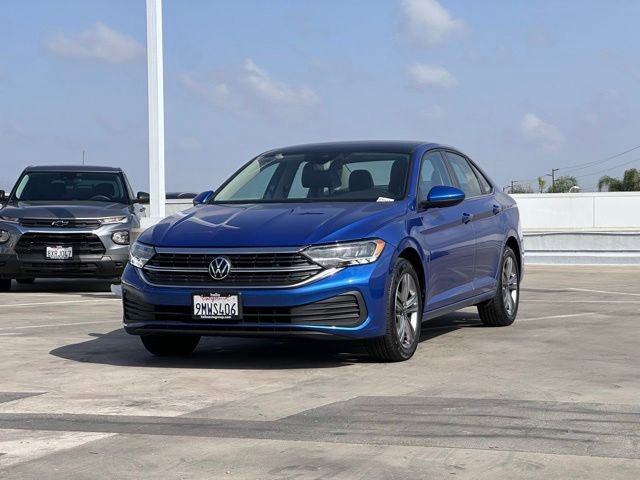 Used 2024 Volkswagen Jetta SE FWD image 5