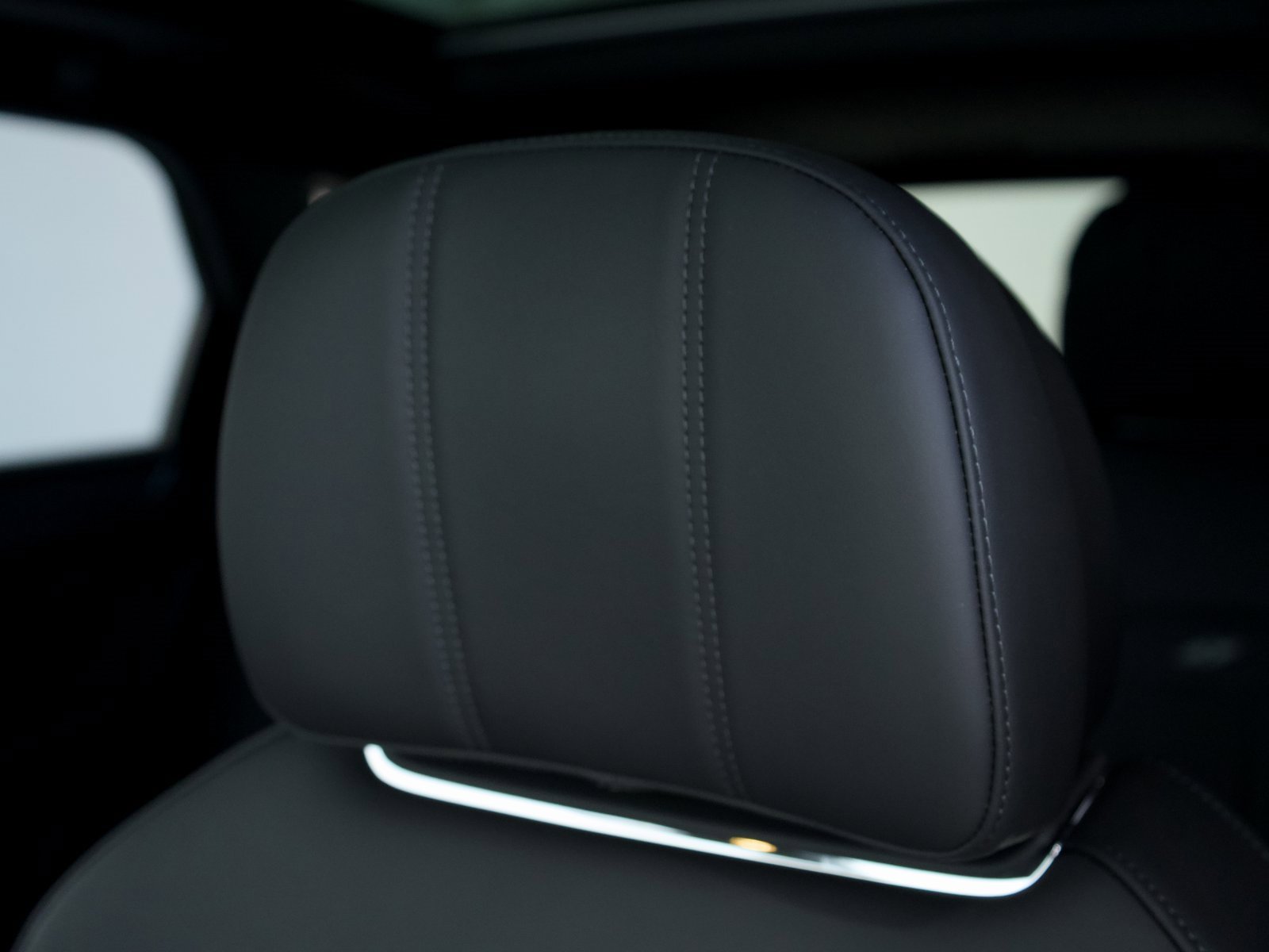 Used 2025 Bentley Bentayga image 17