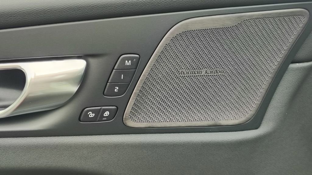 New 2026 Volvo XC60 B5 Ultra w/ Climate Package image 9