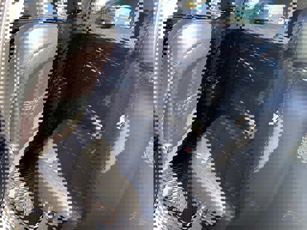 Used 2025 Kia Telluride EX w/ EX Captain's Chair Package image 16