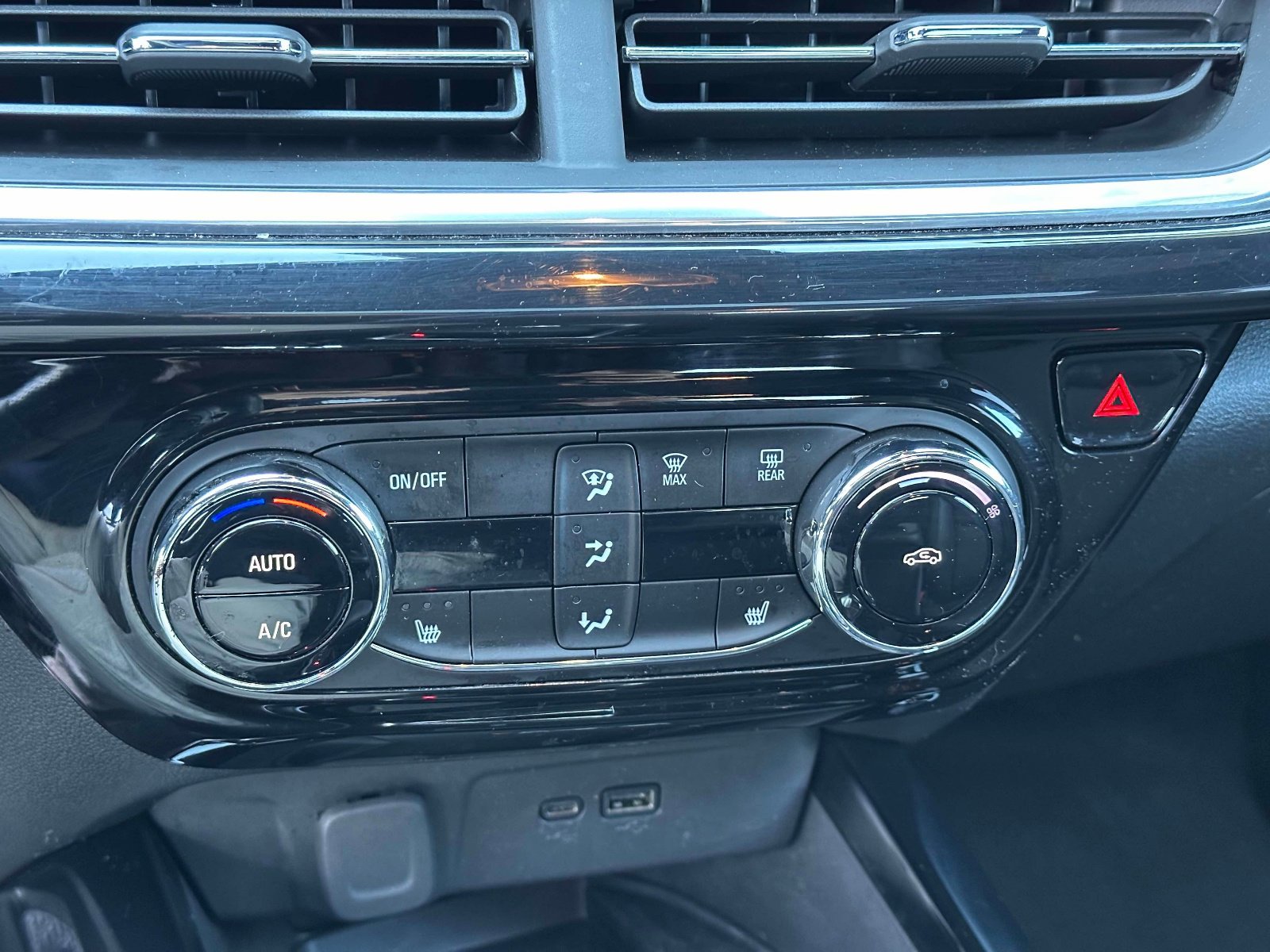 Certified 2024 Chevrolet Trax RS w/ Sunroof Package image 29