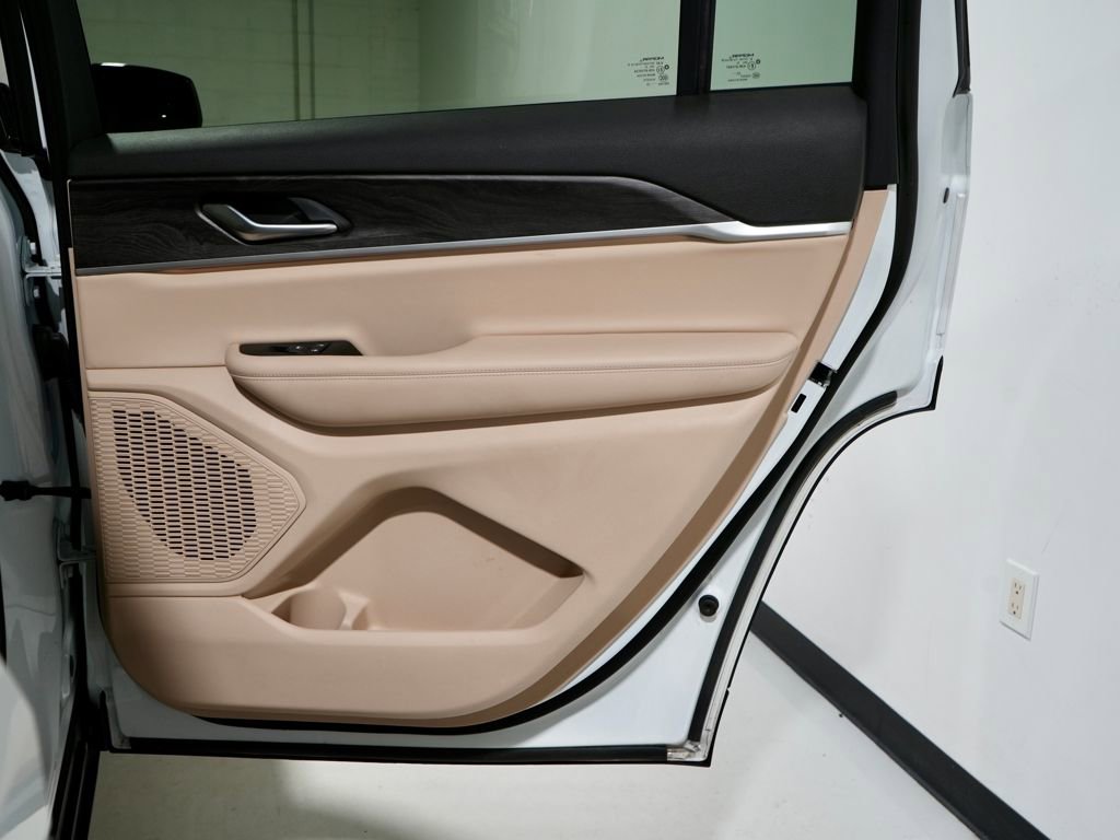 Used 2023 Jeep Grand Cherokee L Limited w/ Black Appearance Package image 32