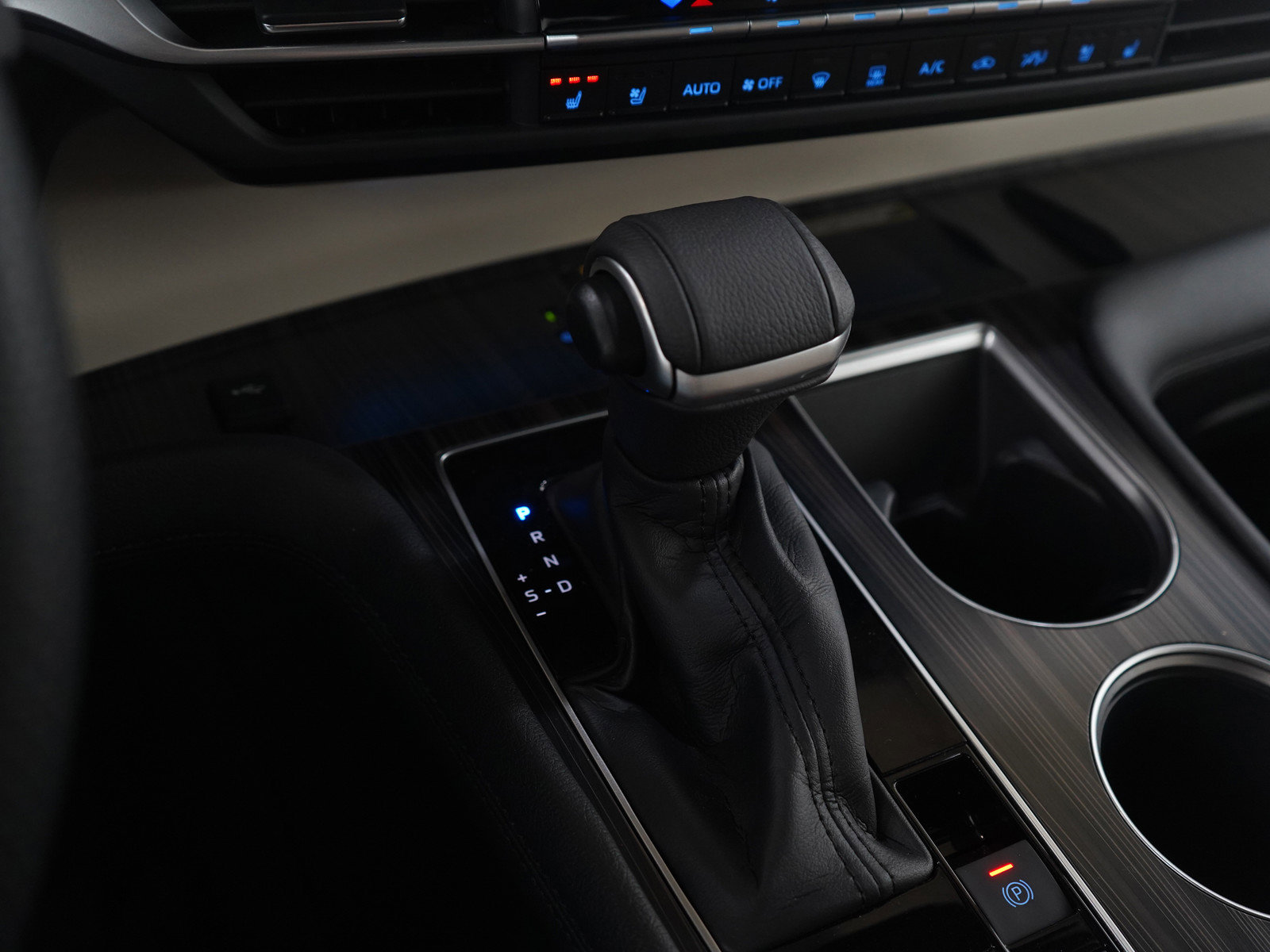 Used 2021 Toyota Sienna Limited image 28