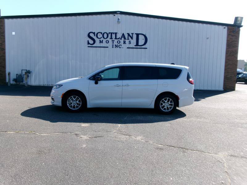 Used 2025 Chrysler Pacifica Select