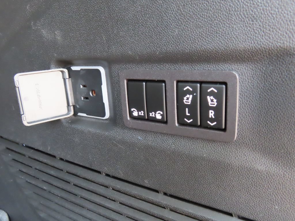 Certified 2024 Chevrolet Suburban RST w/ Luxury Package AWD/4WD image 19