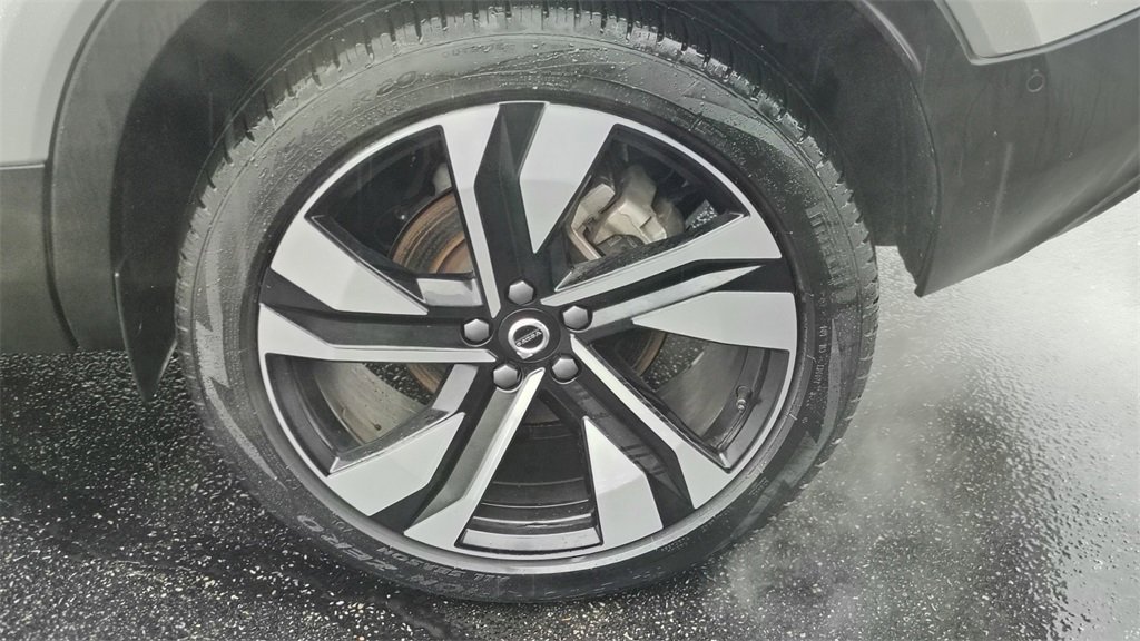 Certified 2025 Volvo XC40 B5 Plus image 27