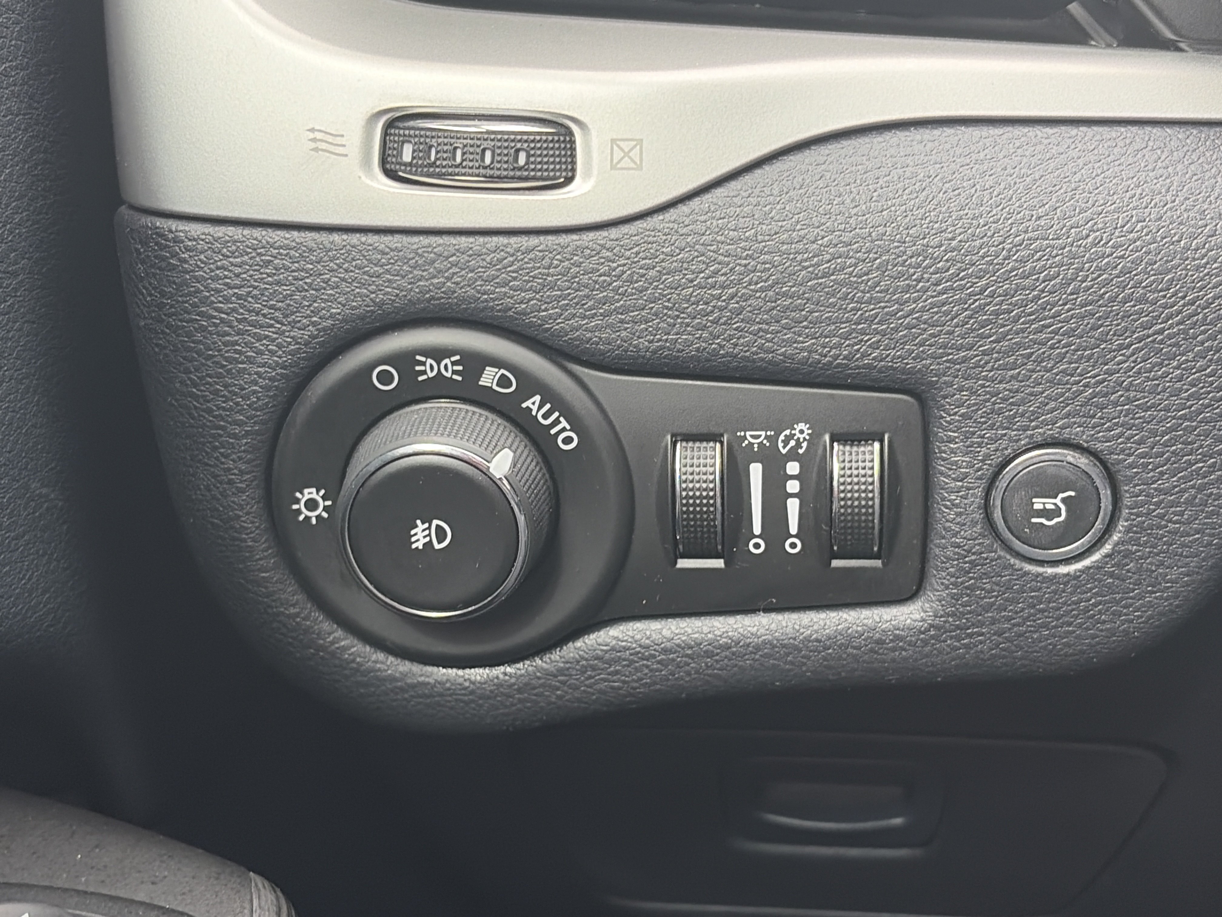 Used 2014 Jeep Cherokee Limited w/ Luxury Group AWD/4WD image 27