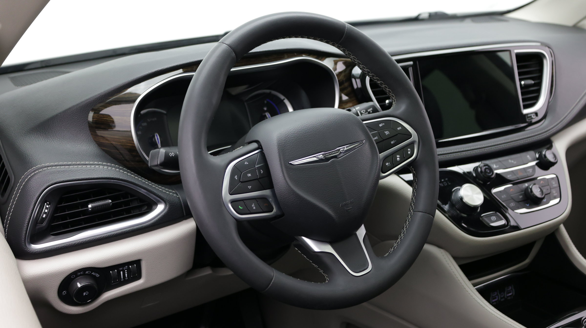 Used 2023 Chrysler Pacifica Limited FWD image 12