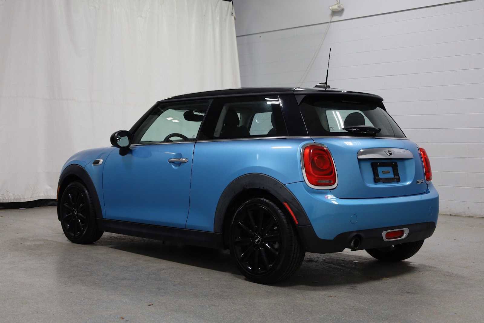 Used 2015 MINI Cooper 2-Door Hardtop image 3