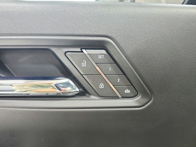 Used 2025 Chevrolet Colorado Z71 w/ Technology Package AWD/4WD image 21