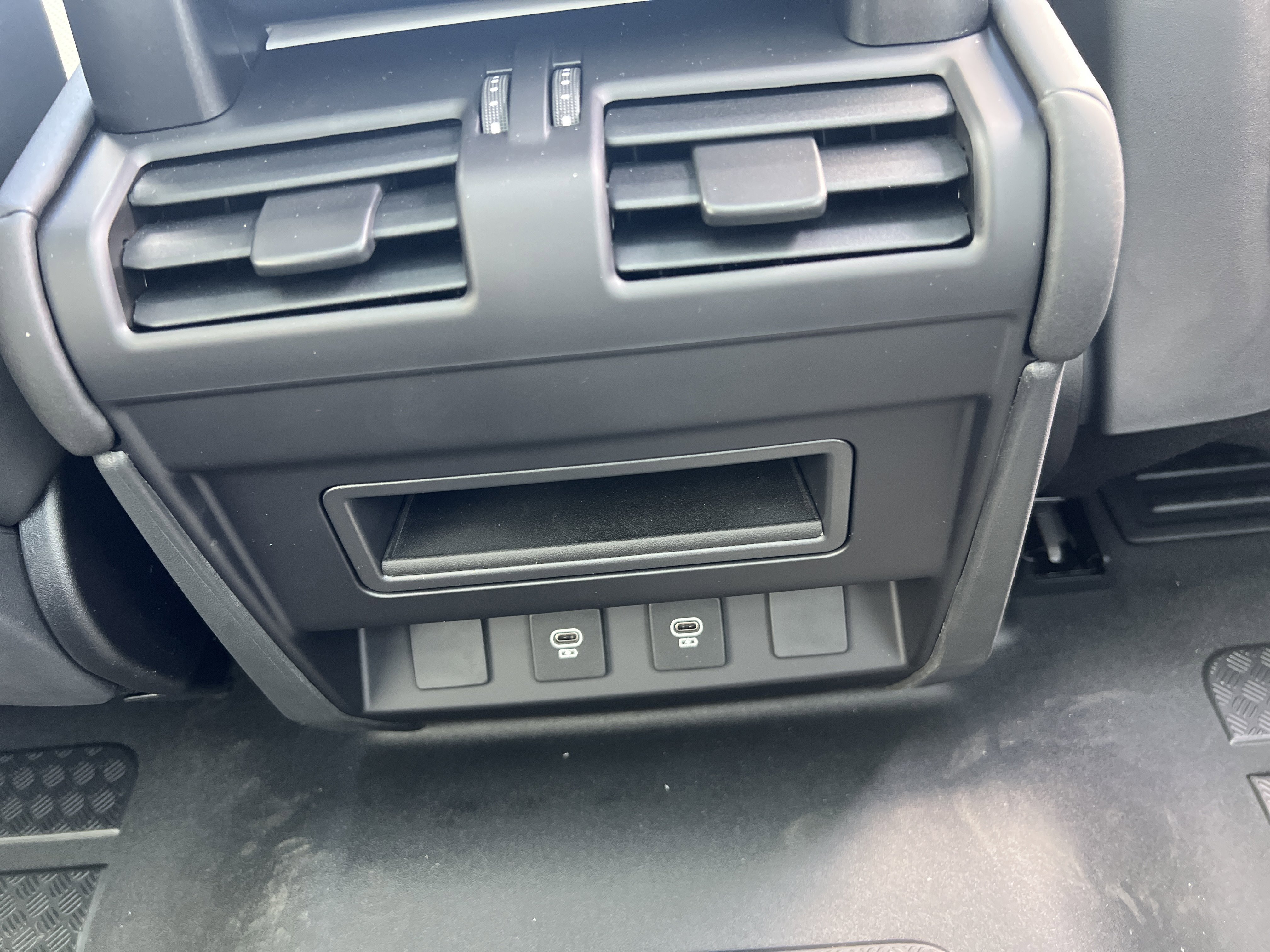 New 2025 Land Rover Defender 90 X-Dynamic SE image 29