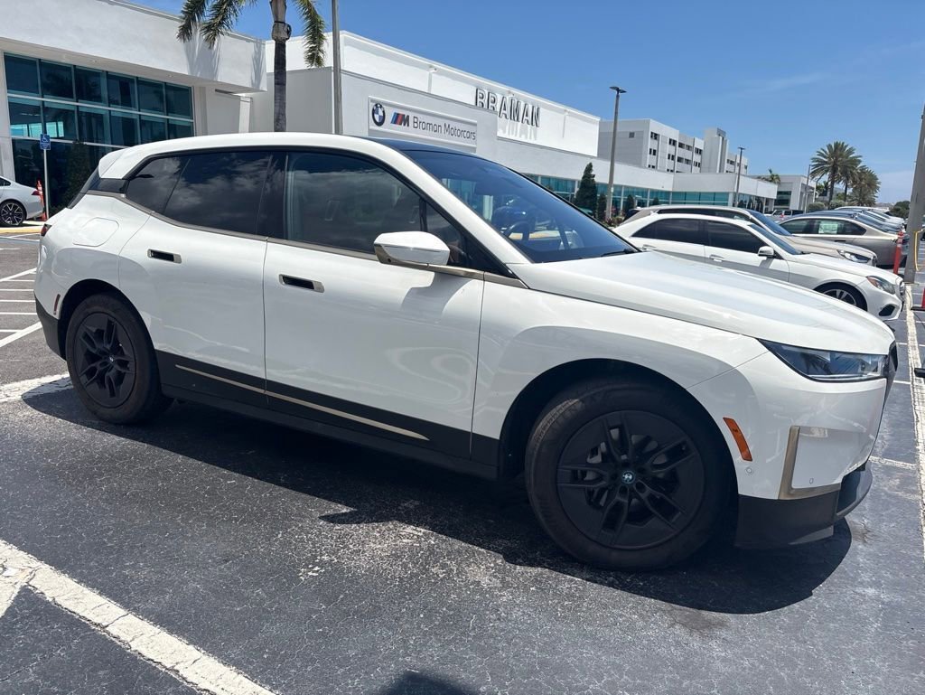 Used 2024 BMW iX xDrive50 w/ Premium Package AWD/4WD image 6