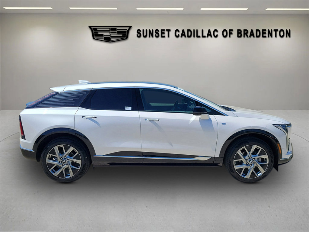 Certified 2025 Cadillac Optiq Luxury 2 w/ LPO, Floor Liner Package image 3